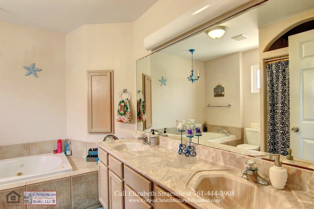Padre Island Corpus Christi TX Waterfront Condos - End each day with a luxurious bath in the charming bathroom of this Corpus Christi home. 