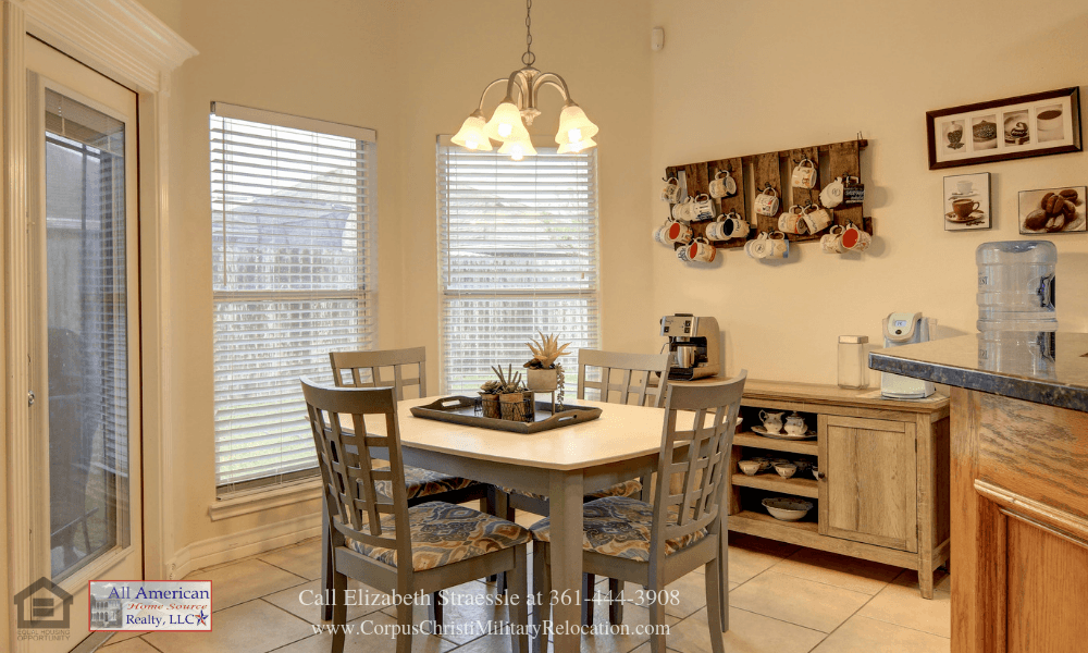 Corpus Christi TX Homes for Sale - Enjoy cozy meals and light-hearted conversations in the breakfast area of this Corpus Christi home for sale. 